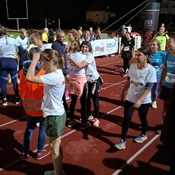 Im Zielbereich freuen sich die Teilnehmer*innen über die ausgegeben Medaillen