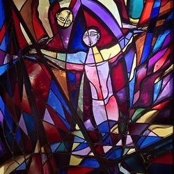 Durch das Buntglasfenster in der hauseigenen Kapelle im Priesterseminar kommen die ersten Sonnenstrahlen hindurch