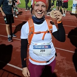 Im Zielbereich freuen sich die Teilnehmer*innen über die ausgegeben Medaillen