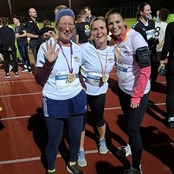 Im Zielbereich freuen sich die Teilnehmer*innen über die ausgegeben Medaillen