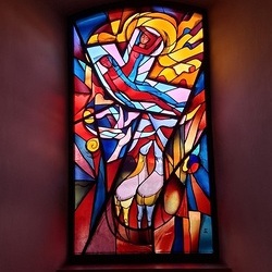 Durch das Buntglasfenster in der Hauskapelle des Priesterseminars kommen die ersten Sonnenstrahlen hindurch