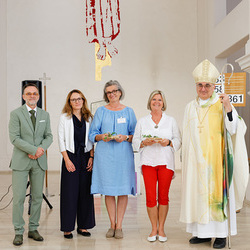 Gruppenfotos mit der Geschäftsführung und mit Diözesanbischof 