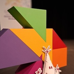 Markenzeichen der KIB3 inden typischen Farben der KIB3