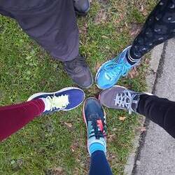 Die stolzen Teilnehmer*innen des 13. Social Business Night Run + Walk