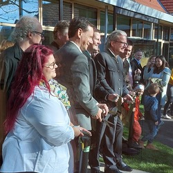Durchschneiden des Eröffnungsbandes