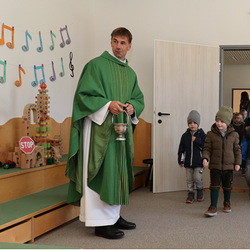 Weihung des Kindergartens Öblarn durch Pfarrer Andreas Lechner