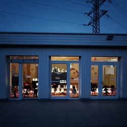 Kindergarten Pernegg mit zauberhaft geschmückten Fenstern