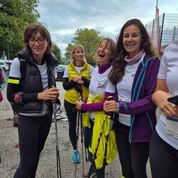 Die stolzen Teilnehmer*innen des 13. Social Business Night Run + Walk