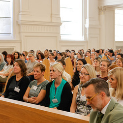Die Teilnehmer*innen beim Gottesdienst in der  hauseigenen Kirche am Campus Augustinum