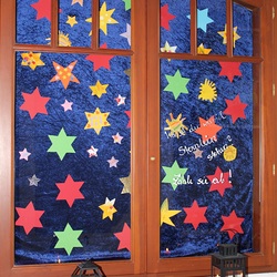 Der Schaukasten der öffentlichen Bücherei wurde mit vielen Sternen gestaltet. Die Aufgabe lautete: Weißt du wieviel Sternelein stehen? Zähle sie ab! 