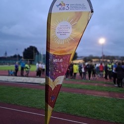 Werbemittel der KIB3 - Beachflag mit unserem Leitbild: Gemeinsam GROSSES wachsen lassen. Behütet. Begleitet. Bestärkt.