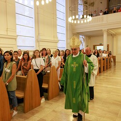 Diözesanbischof Dr. Wilhelm Krautwaschl beim Einzug in die hauseigene Kirche am Campus Augustinum