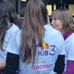 Damit alle Teilnehmer*innen beim 13. Social Business Night Run + Walk gut als Team erkennbar sind gab es seitens der Geschäftsstelle für alle Teilnehmer*innen ein KIB3 T-Shirt