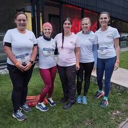 Die stolzen Teilnehmer*innen des 13. Social Business Night Run + Walk