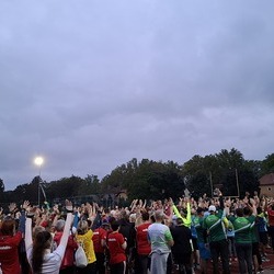Die Teilnehmer*innen warten im Startfeld auf das Startsignal