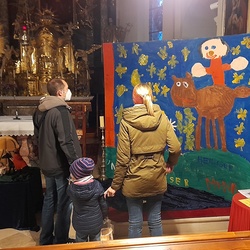  In der Kirche konnten die Besucher/innen ein großes Martinsbild, das von den Kindern gemalt wurde, bestaunen. 