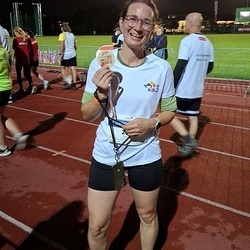 Im Zielbereich freuen sich die Teilnehmer*innen über die ausgegeben Medaillen