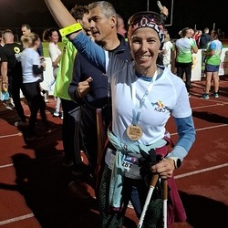 Im Zielbereich freuen sich die Teilnehmer*innen über die ausgegeben Medaillen