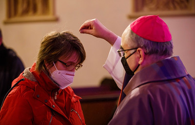 Das Aschenkreuz wird auch heuer wieder berührungslos auf das Haupt gestreut.