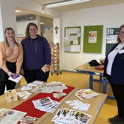 Informationsaustausch zwischen Schüler*innen und den Mitarbeiter*innen der Geschäftsstelle