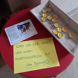 Zum Mitnehmen wurden eine kleine Kerze und ein Martinsspruch angeboten. 
