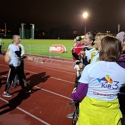 Im Zielbereich freuen sich die Teilnehmer*innen über die ausgegeben Medaillen