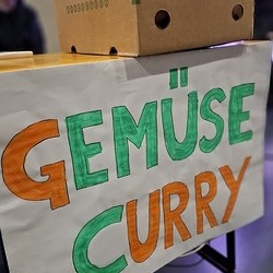 Nach dem Lauf gab es für die Teilnehmer*innen Gemüse Curry