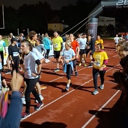 Im Zielbereich freuen sich die Teilnehmer*innen über die ausgegeben Medaillen