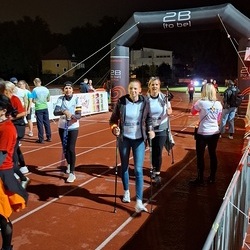 Im Zielbereich freuen sich die Teilnehmer*innen über die ausgegeben Medaillen