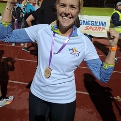 Im Zielbereich freuen sich die Teilnehmer*innen über die ausgegeben Medaillen