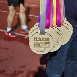 Jede*r Teilnehmer*in bekommt im Ziel eine Medaille vom 13. Social Business Night Run + Walk