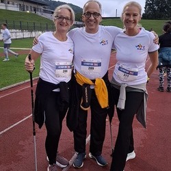 Die stolzen Teilnehmer*innen des 13. Social Business Night Run + Walk