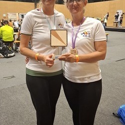 Im Zielbereich freuen sich die Teilnehmer*innen über die ausgegeben Medaillen