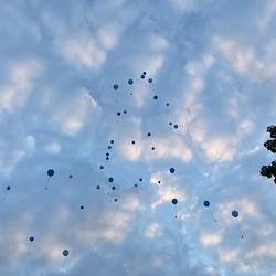 Die Kinder und ihre Familien ließen zu diesem Anlass 50 blaue Luftballons steigen ... 