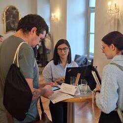 Informationen durch Perihan Sinitras erhalten