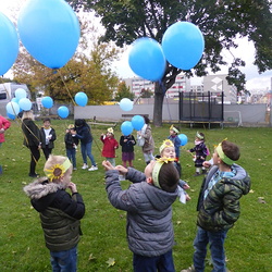 Die Kinder und ihre Familien ließen zu diesem Anlass 50 blaue Luftballons steigen ... 