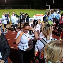 Im Zielbereich freuen sich die Teilnehmer*innen über die ausgegeben Medaillen