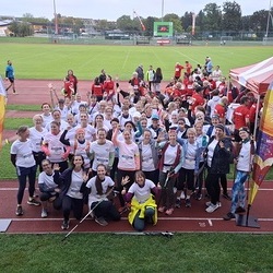 Gruppenfoto der stolzen Teilnehmer*innen des 13. Social Business Night Run + Walk
