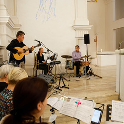 Didi Bresnig und sein Team gestalteten den Gottesdienst musikalisch