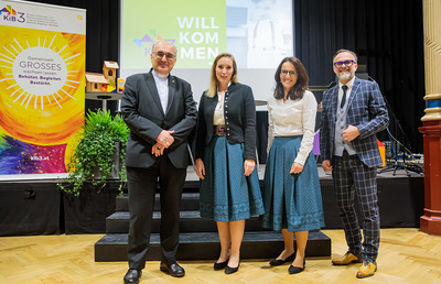 Diözesanbischof Wilhelm Krautwaschl mit der KiB3-Geschäftsführung: Katharina Hohenadler-Avender, Alexandra Strohmeier-Wieser und Walter Prügger.