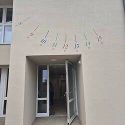 Im Außenbereich des Pfarrkindergartens der Gemeinde St. Johann in der Haide ist eine Sonnenuhr angebracht