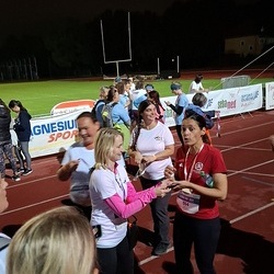 Im Zielbereich freuen sich die Teilnehmer*innen über die ausgegeben Medaillen