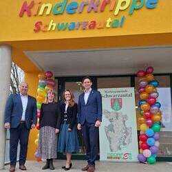 Bürgermeister Alois Trummer, Krippenleiterin Ulrike Nagl, Geschäftsführerin Alexandra Strohmeier-Wieser