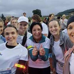 Die stolzen Teilnehmer*innen des 13. Social Business Night Run + Walk