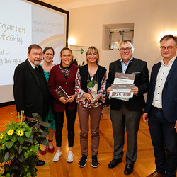 Team Pfarrkindergarten Graz-Christkönig mit Generalvikar Erich Linhardt , Eva Heidlmair (Umweltbeauftragte der Diözese), Hr. Benedikt, Martin Halmer (Ökonom der Diözese)