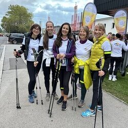 Die stolzen Teilnehmer*innen des 13. Social Business Night Run + Walk