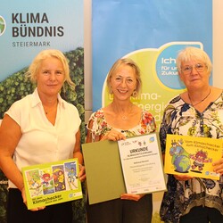 Eine Urkunde für Waltraud Nemetz (Pfarrkindergarten Christkönig) für den erfolgreichen Abschluss des Klimaschutzlehrgangs - wir gratulieren!