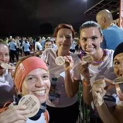 Im Zielbereich freuen sich die Teilnehmer*innen über die ausgegeben Medaillen